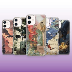 Op de afbeelding: Set van vier telefoonhoesjes met verschillende drakenontwerpen. Elk hoesje is een collage van vintage illustraties en tekst. De ontwerpen omvatten een rode draak, een zwarte draak, een blauwe draak en een witte draak.