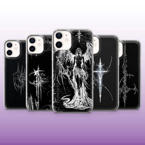 Puede incluir: Conjunto de cinco fundas para teléfono de color negro y blanco con diferentes diseños gráficos. Una funda presenta un ángel con alas, otra una espada y las demás tienen patrones abstractos.