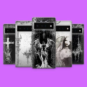 Könnte beinhalten: Eine Sammlung von fünf Handyhüllen mit gotisch inspirierten Designs. Jede Hülle zeigt eine einzigartige Schwarz-Weiß-Illustration, darunter ein Kreuz, ein Schwert, ein Engel, eine Frau mit Flügeln und ein Schloss. Die Hüllen haben ein glänzendes Finish.