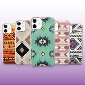 Può includere: Una collezione di cinque custodie per telefoni con motivi geometrici di ispirazione sud-occidentale. Le custodie presentano vari schemi di colori, tra cui arancione, marrone, verde acqua, rosa e nero, con disegni intricati di triangoli, diamanti e altre forme.