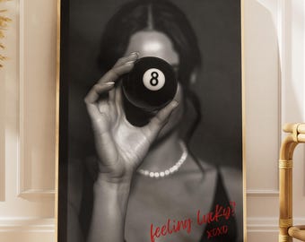 Lámina decorativa de pared en blanco y negro con la bola 8: Póster minimalista estilo Y2K, decoración retro de estética oscura con una mujer sosteniendo la bola 8 para apartamento u oficina