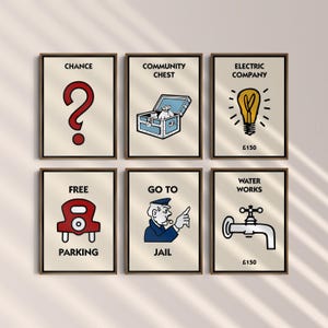 Op de afbeelding: Zes ingelijste kunstafdrukken met Monopoly-thema. De prints tonen iconische spelelementen zoals een vraagteken, een schatkist, een gloeilamp, een auto, een politieagent en een kraan. Elke print heeft een bruine lijst en tekst.