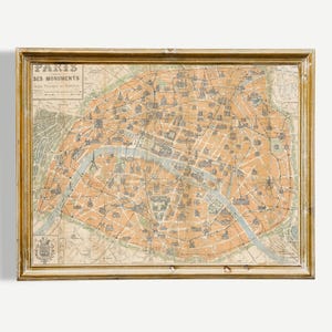 Può includere: Mappa vintage incorniciata di Parigi, Francia, con una planimetria dettagliata delle strade in tonalità arancioni, beige e grigie. La mappa è racchiusa in una cornice di legno dorato. Il testo "PARIS SES MONUMENTS" è visibile in alto.