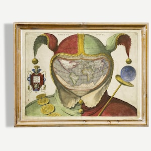 Puede incluir: Impresión vintage enmarcada que presenta la cabeza de un bufón con un mapa del mundo como rostro. El sombrero del bufón es rojo, verde y amarillo. La impresión incluye un escudo de armas, monedas y una esfera azul. El marco es dorado.