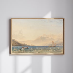 Könnte beinhalten: Ein gerahmtes Aquarellgemälde zeigt eine ruhige Meereslandschaft. Das Kunstwerk zeigt ein Boot mit Personen, ein Segelboot und Möwen auf einem welligen blauen Meer. Berge sind im Hintergrund unter einem blassen Himmel zu sehen. Der Rahmen ist aus hellem Holz.