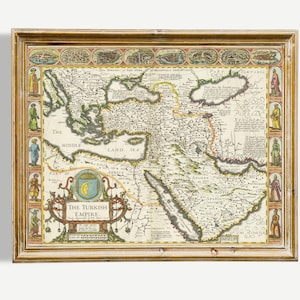 Può includere: Una mappa antica incorniciata dell'Impero Ottomano, con cartografia dettagliata in vari colori. La mappa include testo e illustrazioni di figure lungo i bordi. La cornice è di colore marrone chiaro.