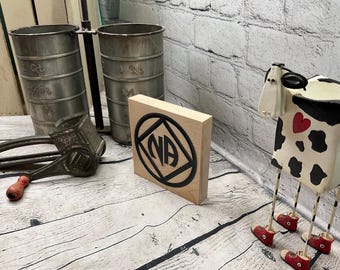 12 Step Recovery NA table-top decor in navy blue epoxy.  Wooden Narcotics Anonymous decorative shelf piece.
