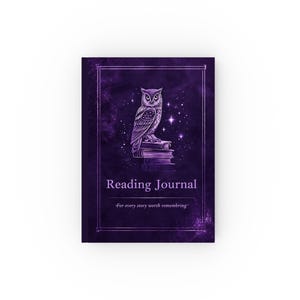 Peut inclure: Un journal de lecture à couverture rigide violette avec une illustration blanche d'un hibou perché sur une pile de livres entourée d'étoiles. Le texte sur la couverture indique Reading Journal et For every story worth remembering.