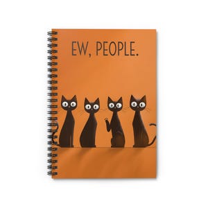 Pode incluir: Caderno espiral com capa laranja com o texto "EW, PEOPLE." e quatro ilustrações de gatos pretos. Os gatos têm olhos e bigodes brancos. O caderno foi concebido para escrever e tomar notas.