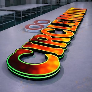Pode incluir: Letreiro grande e iluminado que soletra "CHROME" em letras laranjas arrojadas com contorno preto e acabamento em n&eacute;on verde. As letras s&atilde;o tridimensionais e parecem ser iluminadas por dentro. Duas letras "8" iluminadas adicionais tamb&eacute;m s&atilde;o vis&iacute;veis.