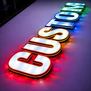Pode incluir: Letreiro luminoso com a palavra "CUSTOM" em letras grandes e tridimensionais. Cada letra tem uma face branca, uma borda colorida e emite um brilho vibrante. As cores mudam de vermelho para verde.