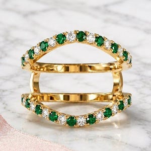 Embellecedor de anillo Aggie, anillo de protección de moissanita y esmeralda verde, funda para anillo de Texas A&M, anillo doble apilable único, regalo de graduación