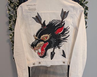 Chaqueta vaquera reciclada y pintada a mano, con tatuaje tradicional de lobo, talla pequeña para mujer