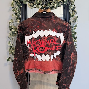 Emo-inspirerad svart- och rödfärgad beskuren jeansjacka, handmålad jacka, grunge-uttalande, alternativt mode