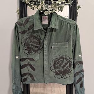Camisa vaquera con peonías japonesas pintadas a mano – Chaqueta Levi’s reciclada – Estilo urbano floral