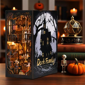 Può includere: Un angolo libro decorativo in legno a tema Halloween. Il lato sinistro presenta una libreria in miniatura dettagliata con illuminazione calda. Il lato destro mostra una scena di casa infestata spettrale con il testo "Dark Family".