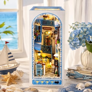 DIY Book Nook Bausatz, Gemütliches Fischerdorf Diorama, Bücherregal Einsatz mit Licht
