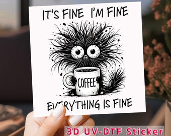 Può includere: Illustrazione in bianco e nero di una creatura pelosa con grandi occhi che tiene una tazza di caffè con la scritta "Coffee". Il testo "It's fine I'm fine everything is fine" è scritto sopra e sotto la creatura. Adesivo 3D UV-DTF.