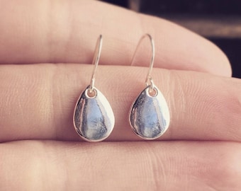 Silver Raindrop Earrings / Minimalist Little Rain Drops Silver Pierced Dangly Geometric Style Small Everyday Shiny Boho Tear Teardrop