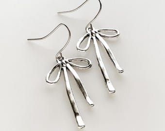 【HYERES LOR】24SS★ H Ribbon Drawn Silver Earrings Hoop Earrings - Ribbon – LAPARASIAN