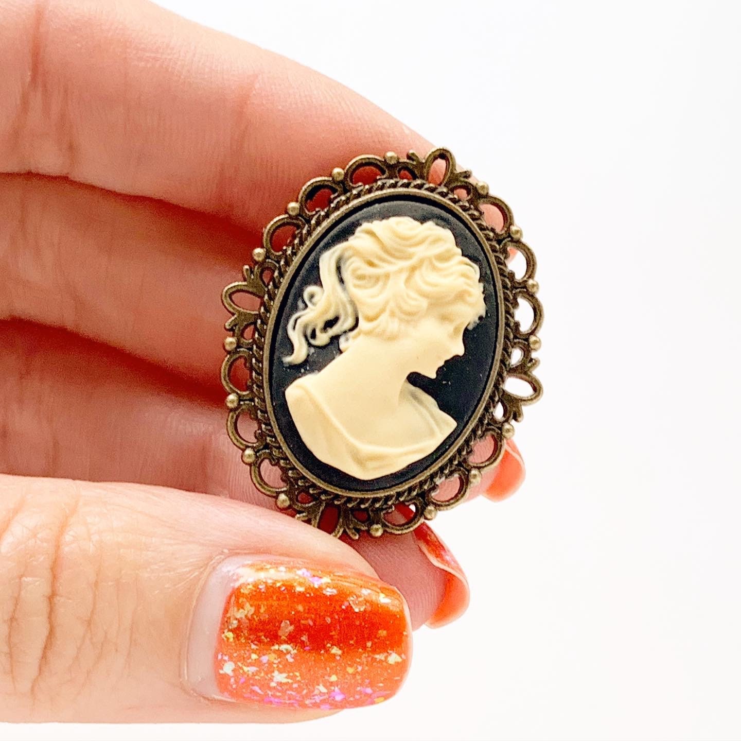 決算SALEで更にお安く❣️美品❣️Liverino Cameo 女性肖像 ブローチ 決算SALEで更にお安く❣️美品❣️Liverino Cameo 女性肖像 ブローチ