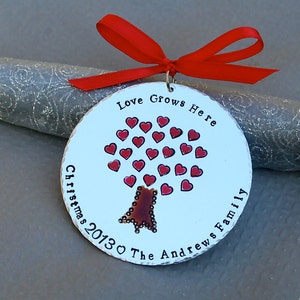 L&#39;amour grandit ici Oeuvre d&#39;art originale personnalisée - Décoration de Noël en aluminium anodisé dur forgé/estampé à la main -