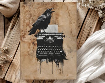 Può includere: Un corvo nero appollaiato su una macchina da scrivere vintage con un foglio di carta bianco. L'immagine è in bianco e nero e ha un'estetica grunge.