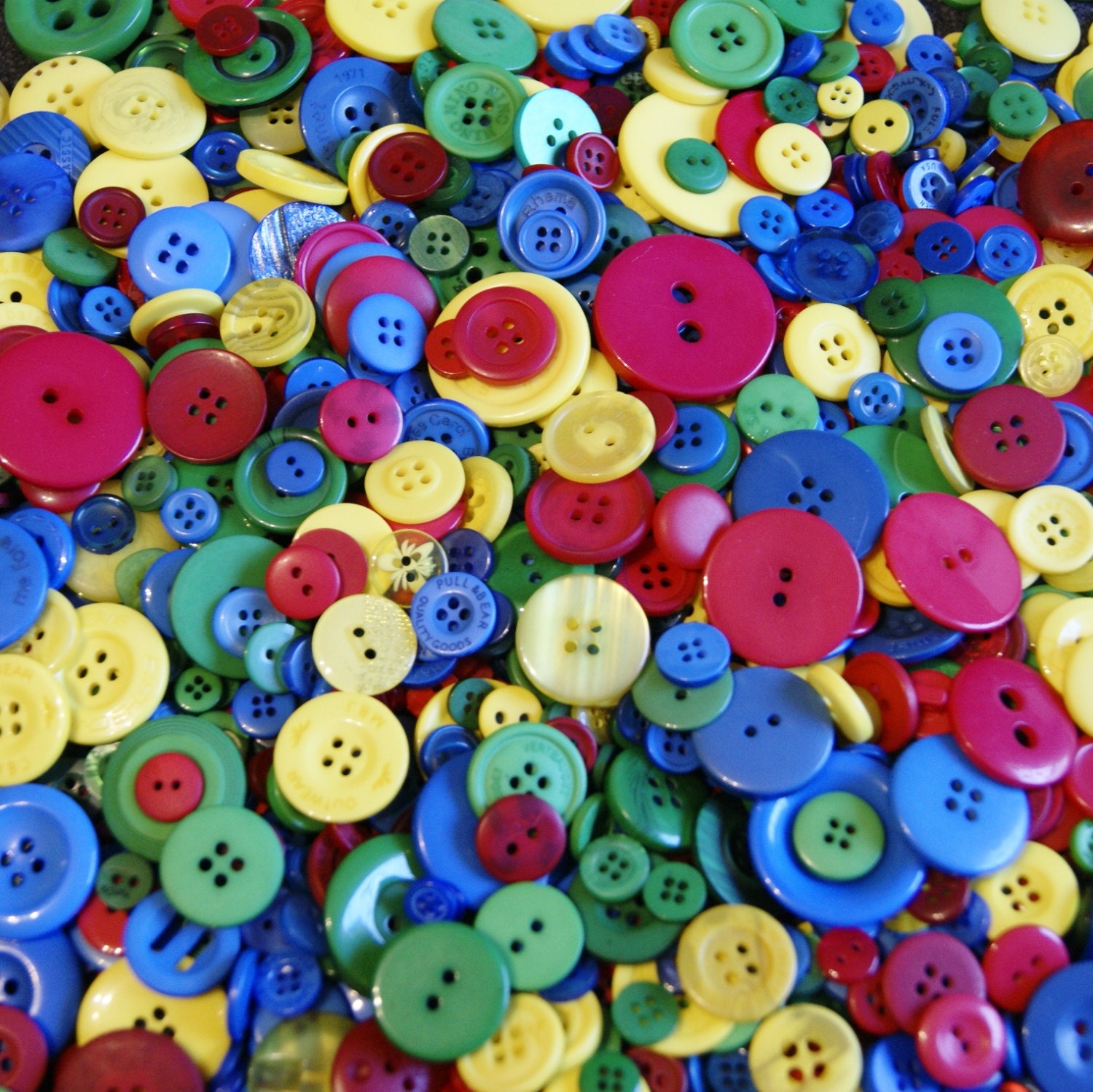 50 Button Mix, Primary Colors, Rainbow - Green, Yellow, Blue, Red, Assorted sizes, Grab Bag (806)