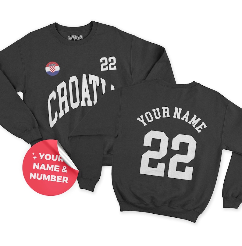 Pu&ograve; includere: Felpa nera con la scritta "CROATIA" in bianco, un'emblema della bandiera croata e il numero "22". Il retro della felpa mostra "YOUR NAME" e il numero "22". Un adesivo rosso dice "YOUR NAME & NUMBER".