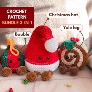 Könnte beinhalten: Ein Häkel-Set mit einem Weihnachtshut, einem Baumstamm und einer Christbaumkugel. Der rote Weihnachtshut hat einen weißen Rand und Bommel. Der Baumstamm ist braun und weiß mit grünem Stechpalmen. Die Kugel ist grün und rot mit einer gelben Schlaufe.