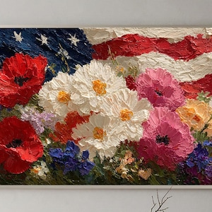 Peut inclure: Peinture à l'huile représentant le drapeau américain avec des coups de pinceau texturés. Des coquelicots rouges, des marguerites blanches et des fleurs roses ornent le premier plan. L'œuvre est encadrée d'un bord blanc, thème floral patriotique.
