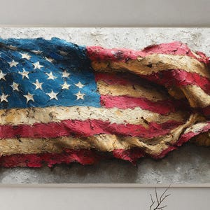 Könnte beinhalten: Ein strukturiertes Gemälde der amerikanischen Flagge mit einem blauen Feld mit weißen Sternen und roten und weißen Streifen. Das Kunstwerk hat ein abgenutztes, gealtertes Aussehen mit sichtbaren Pinselstrichen und einem neutral getönten Hintergrund. Die Flagge scheint zu wehen.