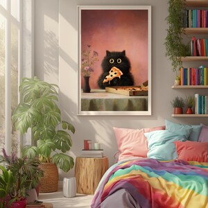 Puede incluir: Una impresi&oacute;n art&iacute;stica enmarcada representa a un gato negro comiendo una porci&oacute;n de pizza. El gato tiene grandes ojos amarillos y est&aacute; sentado en una mesa con una caja de pizza. Un jarr&oacute;n con flores est&aacute; a la izquierda del gato. El fondo es rosa suave.