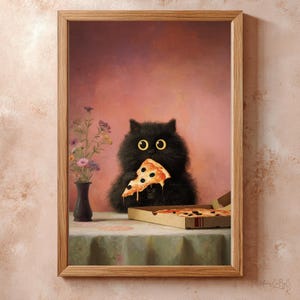 Puede incluir: Impresi&oacute;n art&iacute;stica enmarcada de un gato negro con ojos amarillos comiendo pizza. El gato est&aacute; frente a una caja de pizza sobre una mesa con un mantel floral. Un jarr&oacute;n con flores est&aacute; a la izquierda.