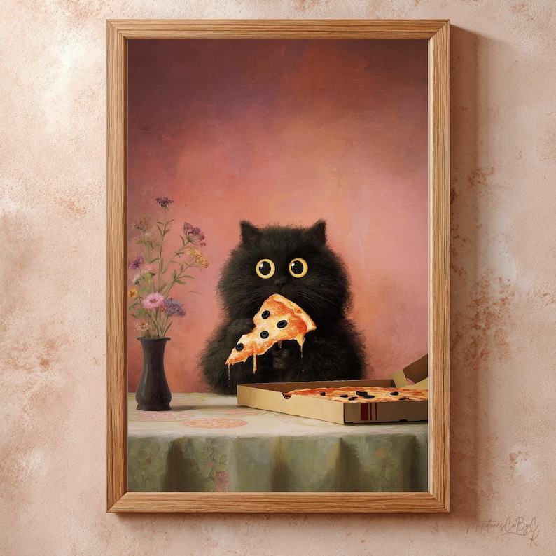 Puede incluir: Impresi&oacute;n art&iacute;stica enmarcada de un gato negro con ojos amarillos comiendo pizza. El gato est&aacute; frente a una caja de pizza sobre una mesa con un mantel floral. Un jarr&oacute;n con flores est&aacute; a la izquierda.