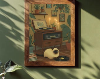 Puede incluir: Una impresión enmarcada que presenta un tocadiscos vintage, velas y plantas en macetas. Un gato siamés está sentado cerca de un disco de vinilo. La obra de arte tiene una paleta de colores cálidos y una estética retro. El marco es de madera.