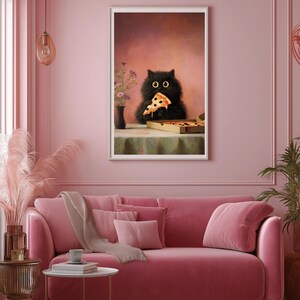 Puede incluir: Una impresi&oacute;n art&iacute;stica enmarcada que muestra un gato negro comiendo una porci&oacute;n de pizza. El gato est&aacute; sentado en una mesa con una caja de pizza y un jarr&oacute;n con flores. El fondo es rosa.
