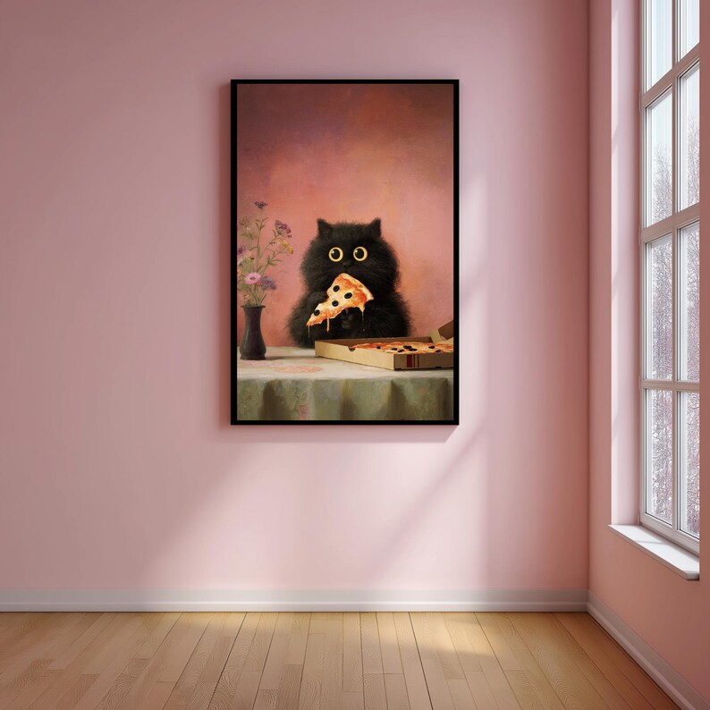 Puede incluir: Una impresi&oacute;n art&iacute;stica enmarcada muestra un gato negro con ojos amarillos comiendo una porci&oacute;n de pizza. El gato est&aacute; sentado en una mesa con una caja de pizza y un jarr&oacute;n con flores. El fondo es rosa suave.