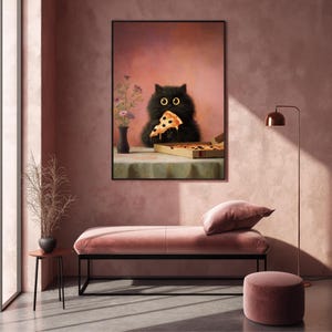 Puede incluir: Una impresi&oacute;n art&iacute;stica enmarcada representa a un gato negro comiendo pizza. El gato tiene grandes ojos amarillos y est&aacute; sentado en una mesa con una caja de pizza. El fondo es rosa suave y el gato es el foco principal.