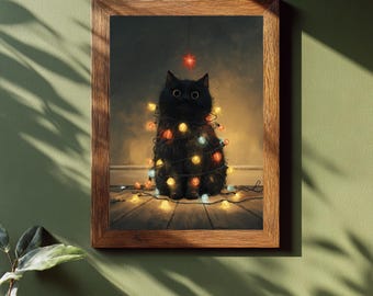 Può includere: Una stampa incorniciata raffigura un gatto nero adornato con luci natalizie colorate. Il gatto è seduto su un pavimento di legno, con un ornamento a stella rossa appeso sopra. La cornice è in legno e lo sfondo è di un tono caldo e smorzato.
