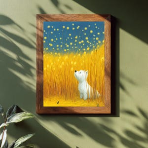 Puede incluir: Una impresión artística enmarcada que presenta un perro blanco en un campo de hierba dorada bajo un cielo azul con flores amarillas. La obra de arte está en un marco de madera, creando una estética cálida. La imagen evoca paz y asombro.