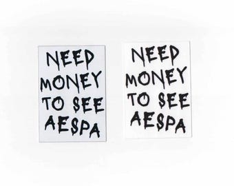 Naklejka i magnes Aespa „Potrzebuję pieniędzy, żeby zobaczyć Aespę”
