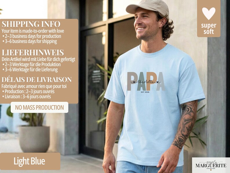 Puede incluir: Camiseta azul claro con la palabra "PAPA" en un dise&ntilde;o multicolor, el nombre "Charlotte" y el a&ntilde;o "EST 2020". La camiseta est&aacute; hecha de un material suave.