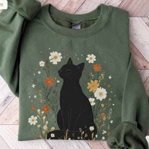 Black Cat Sweatshirt Cottagecore – Vintage Floral Cat Hoodie / Shirt, Cosy Autumn Jumper, Gifts for Cat Lovers & Cat Mums