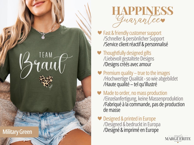 Pu&ograve; includere: T-shirt verde oliva con la scritta "Team Braut" in corsivo bianco, un cuore con stampa leopardata e le parole "Military Green" in basso. La maglietta fa parte di una collezione sposa.
