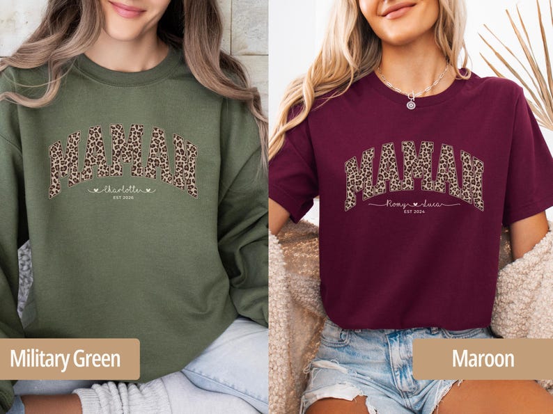 Op de afbeelding: Olijfgroene sweatshirt en bordeauxrode t-shirt, beide met het woord "MAMAH" in een luipaardprint. De sweatshirt heeft "Charlotte" en de t-shirt "Romy & Luca" eronder, met het jaar "EST 2024".