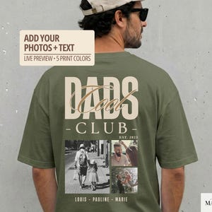 Może przedstawiać: Oliwkowo-zielona koszulka z grafiką "DADS COOL CLUB" i kolażem zdjęć. Koszulka zawiera tekst "ADD YOUR PHOTOS + TEXT" i "LIVE PREVIEW 5 PRINT COLORS". Koszulka ma również tekst "LOUIS - PAULINE - MARIE" i "EST. 2023".