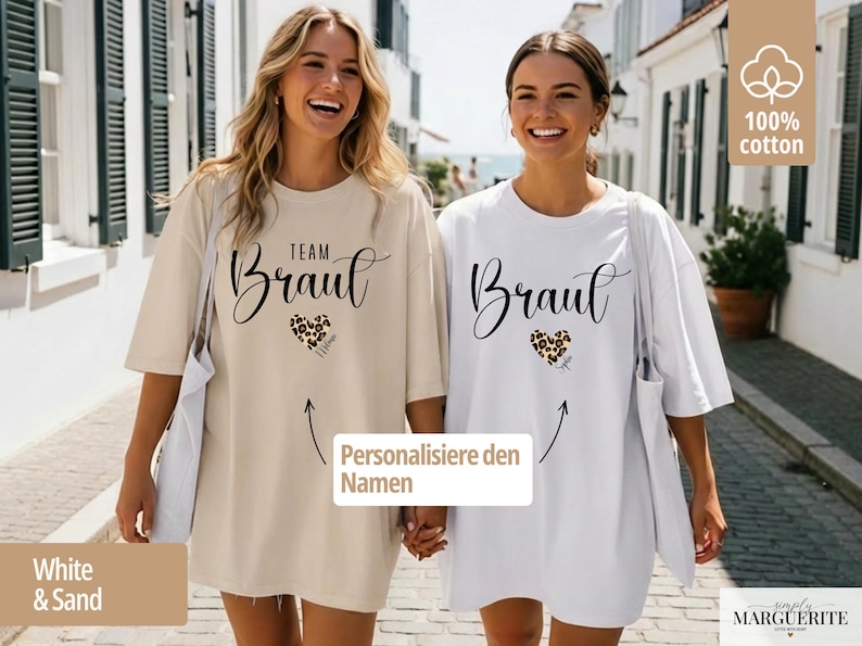 Pu&ograve; includere: Due donne indossano magliette oversize. Una &egrave; color sabbia, l'altra bianca. Entrambe le magliette hanno la parola "Braut" in corsivo, un cuore leopardato e la scritta "Team Braut" su una. Le magliette sono in 100% cotone.