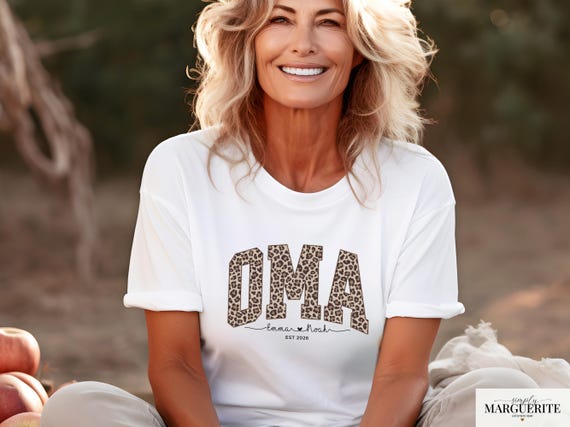 Oma T-Shirt personalisiert mit Namen, Leo Print Oma Pulli & Sweatshirt mit EST Jahr, Leopard Oma Geschenk zur Geburt, Weihnachtsgeschenk Oma