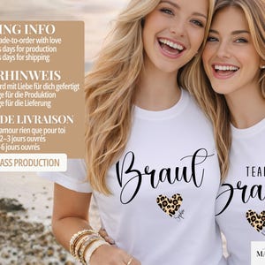 Pu&ograve; includere: Due donne sorridenti indossano magliette bianche con le parole "Braut" e "Team Braut" in elegante corsivo. Ogni maglietta presenta un cuore con stampa leopardata e un nome. Le magliette sono del marchio "simply MARGUERITE".
